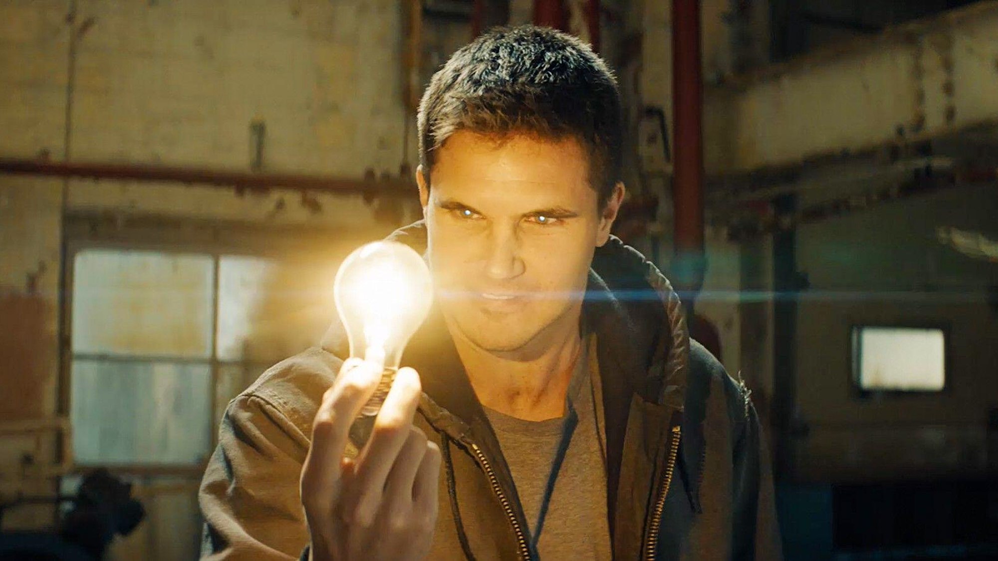 Robbie Amell dans Code 8