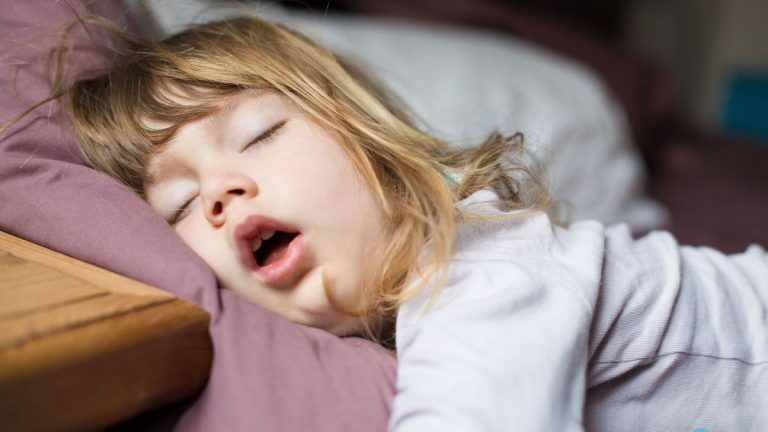 Un expert partage 5 symptômes courants de l’apnée du sommeil chez les enfants et le moment où ils sont susceptibles d’apparaître