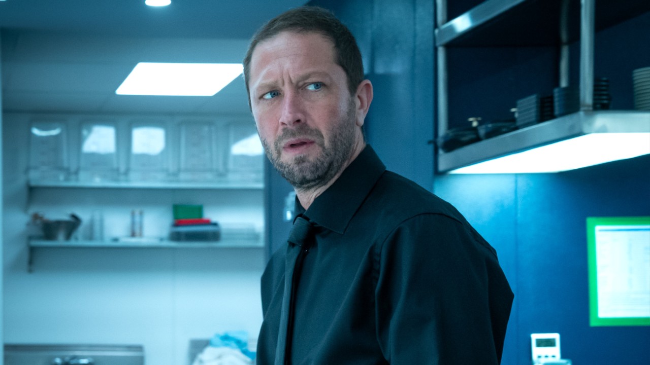 Ebon Moss-Bachrach dans le rôle de Richie debout dans une cuisine dans la saison 2 de The Bear.