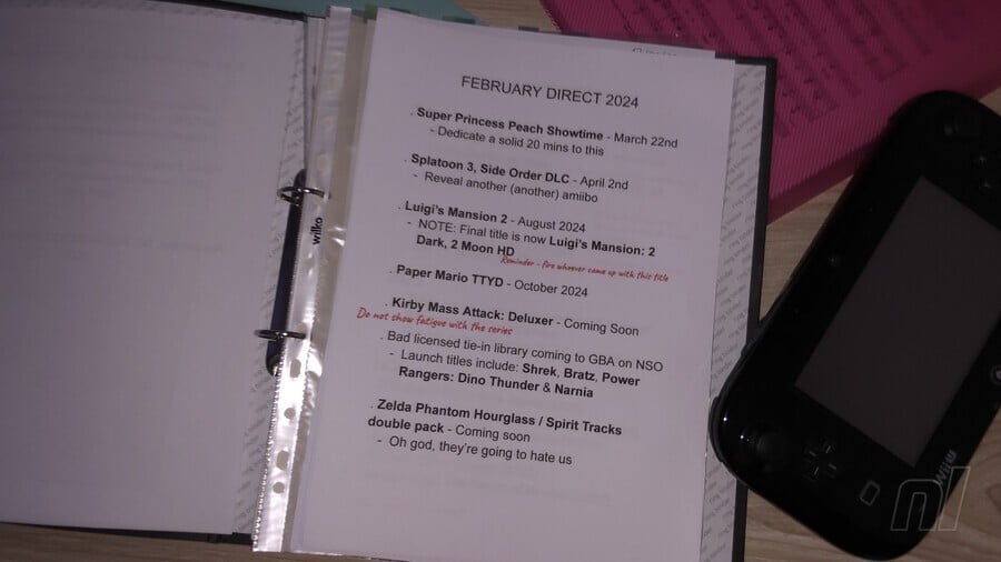 Plans secrets Nintendo - "FÉVRIER DIRECT 2024. Super Princess Peach Showtime – 22 mars – Consacrez 20 bonnes minutes à cela.  Splatoon 3, DLC Side Order - 2 avril Révélez un autre (autre) amiibo.  Luigi's Mansion 2 - août 2024 REMARQUE : le titre final est désormais Luigi's Mansion : 2 Dark, 2 Moon HD.  Paper Mario TTYD – octobre 2024. Kirby Mass Attack : Deluxer – Bientôt disponible.  Les mauvaises bibliothèques sous licence à venir sur GBA sur les titres NSO Launch incluent : Shrek, Bratz, Power Rangers : Dino Thunder & Narnia.  Pack double Zelda Phantom Hourglass / Spirit Tracks - Bientôt disponible.  Oh mon Dieu, ils vont nous détester"