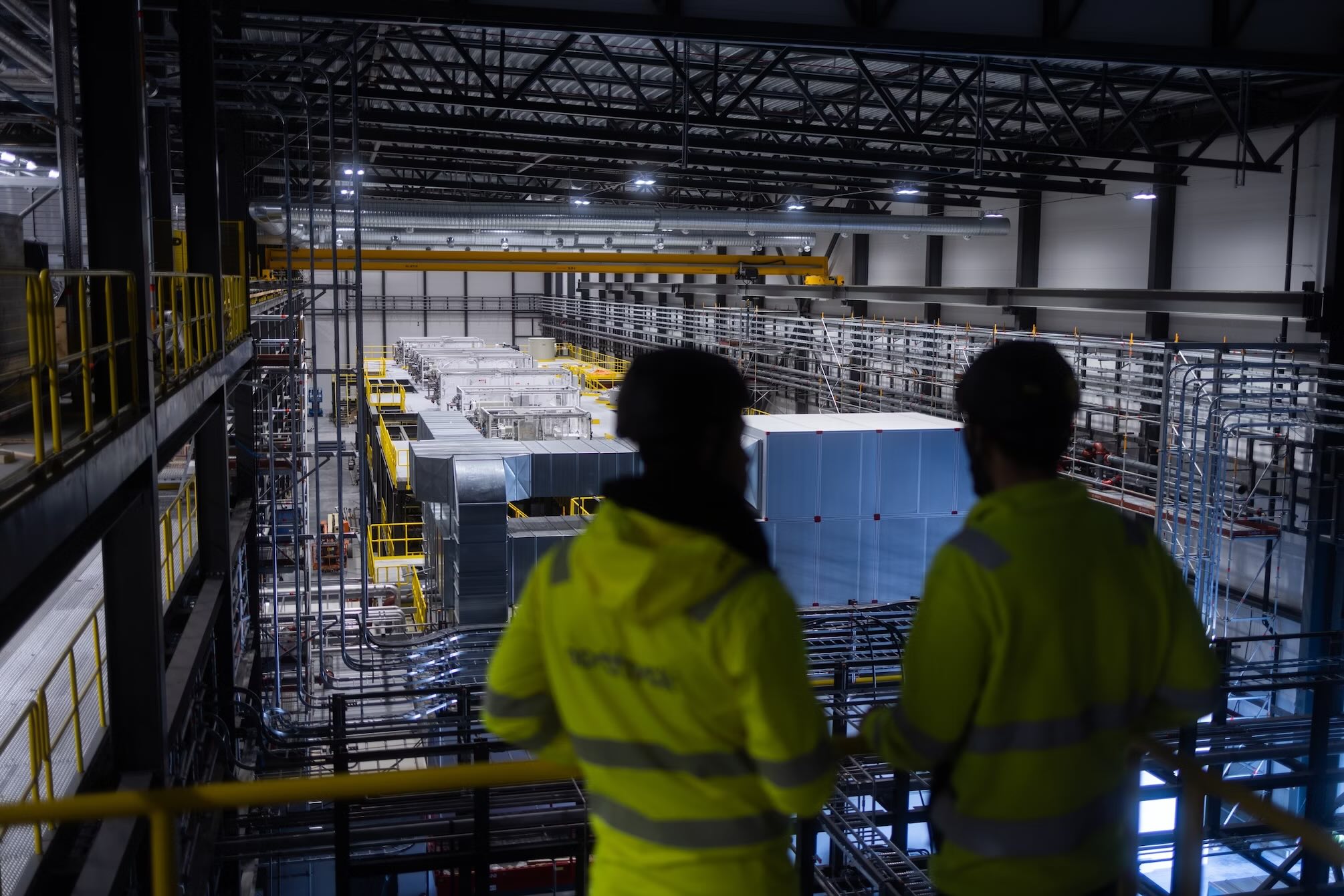 Deux ouvriers négligent les opérations de l'usine Revolt de Northolt.