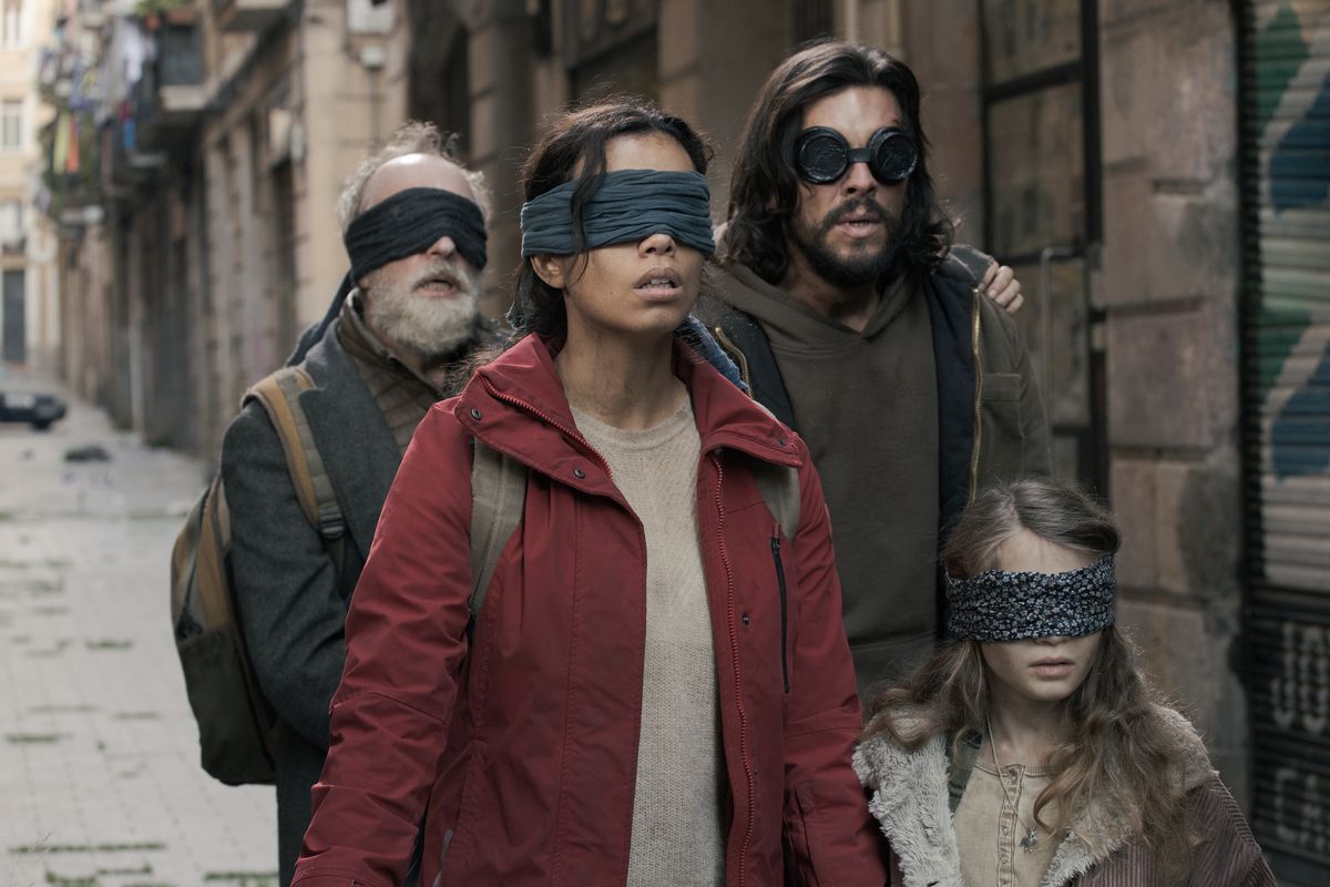 (De gauche à droite) Gonzalo De Castro dans le rôle de Roberto, Georgina Campbell dans le rôle de Claire, Mario Casas dans le rôle de Sebastian, Naila Schuberth dans le rôle de Sofia dans Bird Box Barcelona.