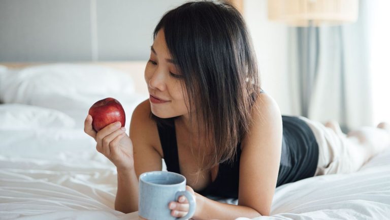 Une pomme peut-elle vraiment vous réveiller plus vite qu’une tasse de café ?  Un nutritionniste répond