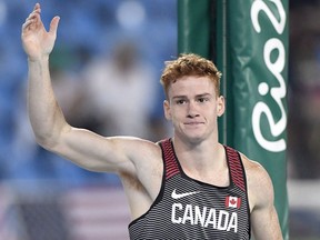 Shawn Barber salue la foule