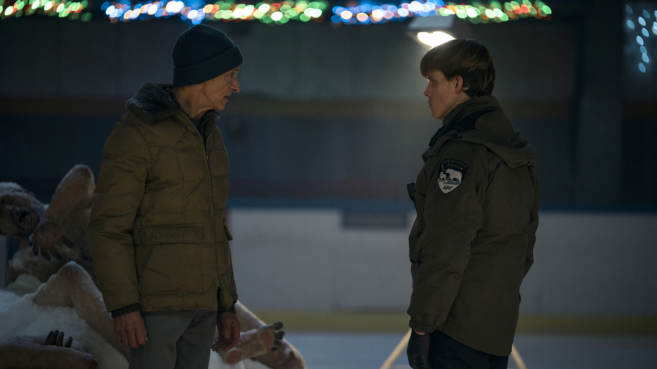 Hank et Peter à la patinoire dans True Detective : Night Country