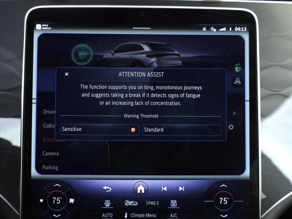 Sur certains véhicules, comme cette Mercedes, vous pouvez sélectionner la sensibilité du programme conducteur somnolent (« Attention Assist » dans ce cas) pour avoir un seuil d'activation inférieur ou supérieur. 