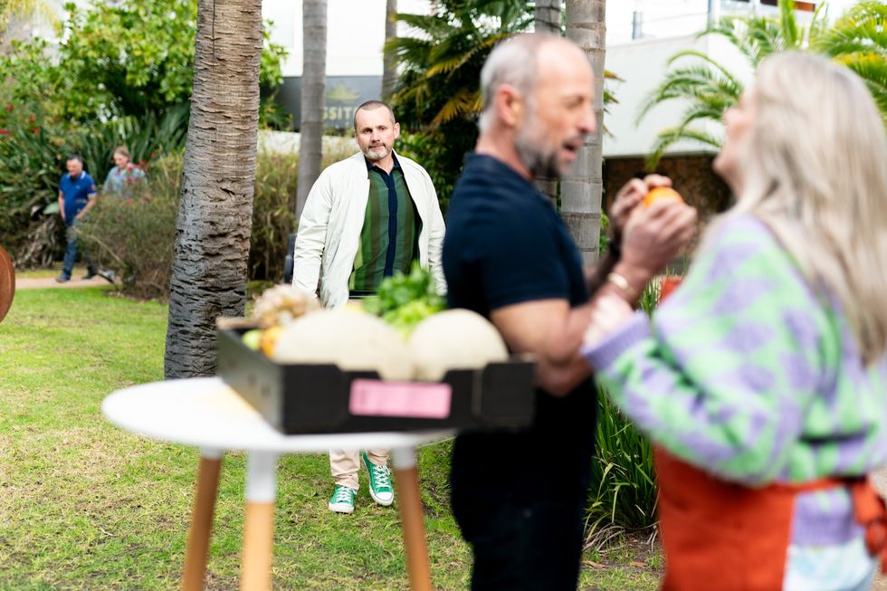 toadie rebecchi, santo oliveira et melanie pearson chez les voisins