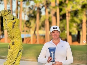 Hailey Davidson détient le trophée après avoir remporté un tournoi.