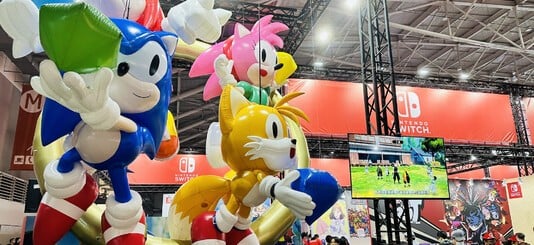 Un présentoir Sonic the Hedgehog suspendu au plafond