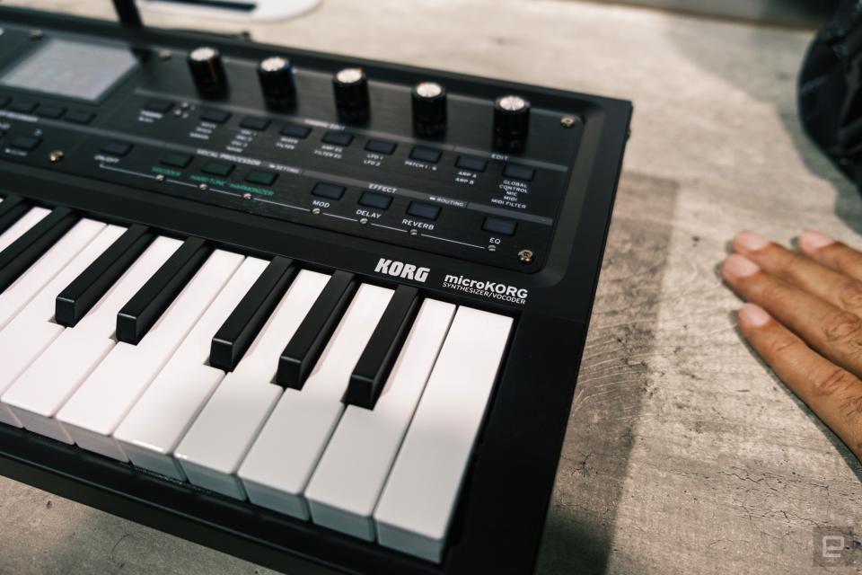 Le logo sur un Korg MicroKorg 2 noir au NAMM 2024.