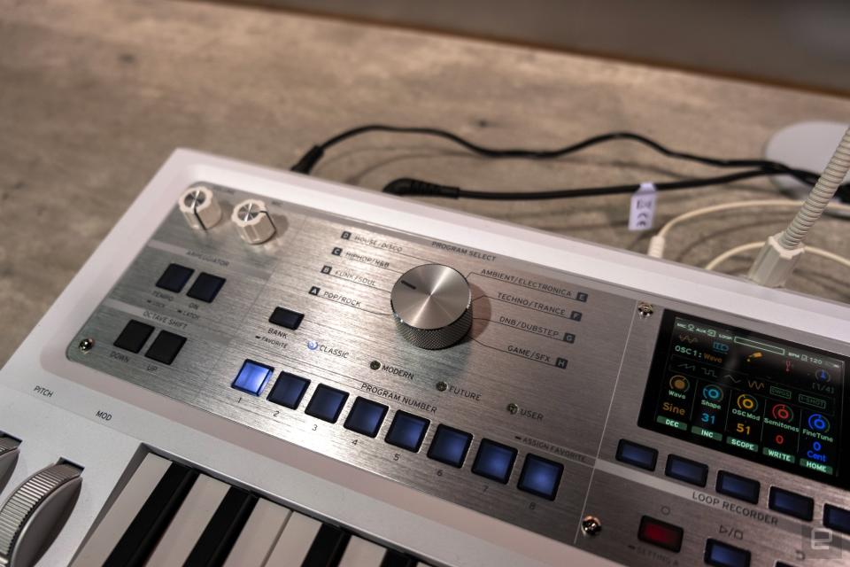 Le bouton de genre du Korg MicroKorg 2 au NAMM 2024.