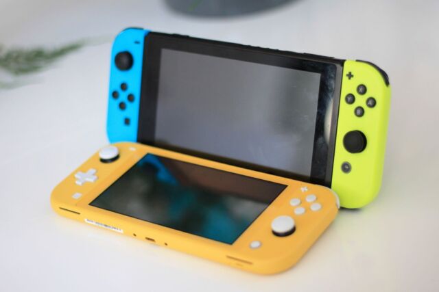 L’écran de 6,2 pouces du Switch vu à côté de l’écran de 5,5 pouces du Switch Lite.