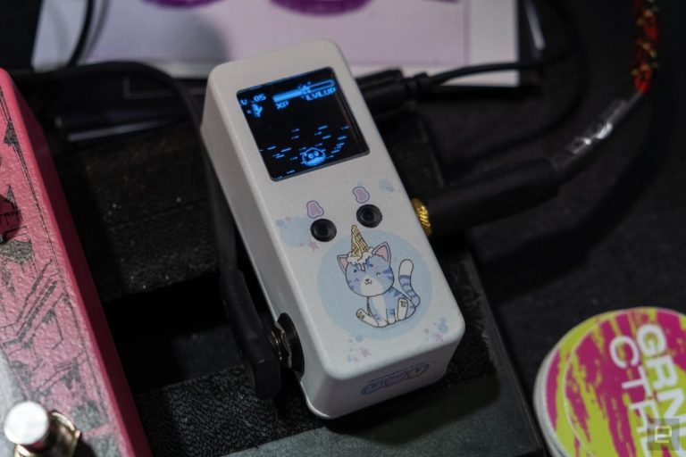 Le UwU Virtual Pet Buffer est un Tamagotchi dans une pédale de guitare