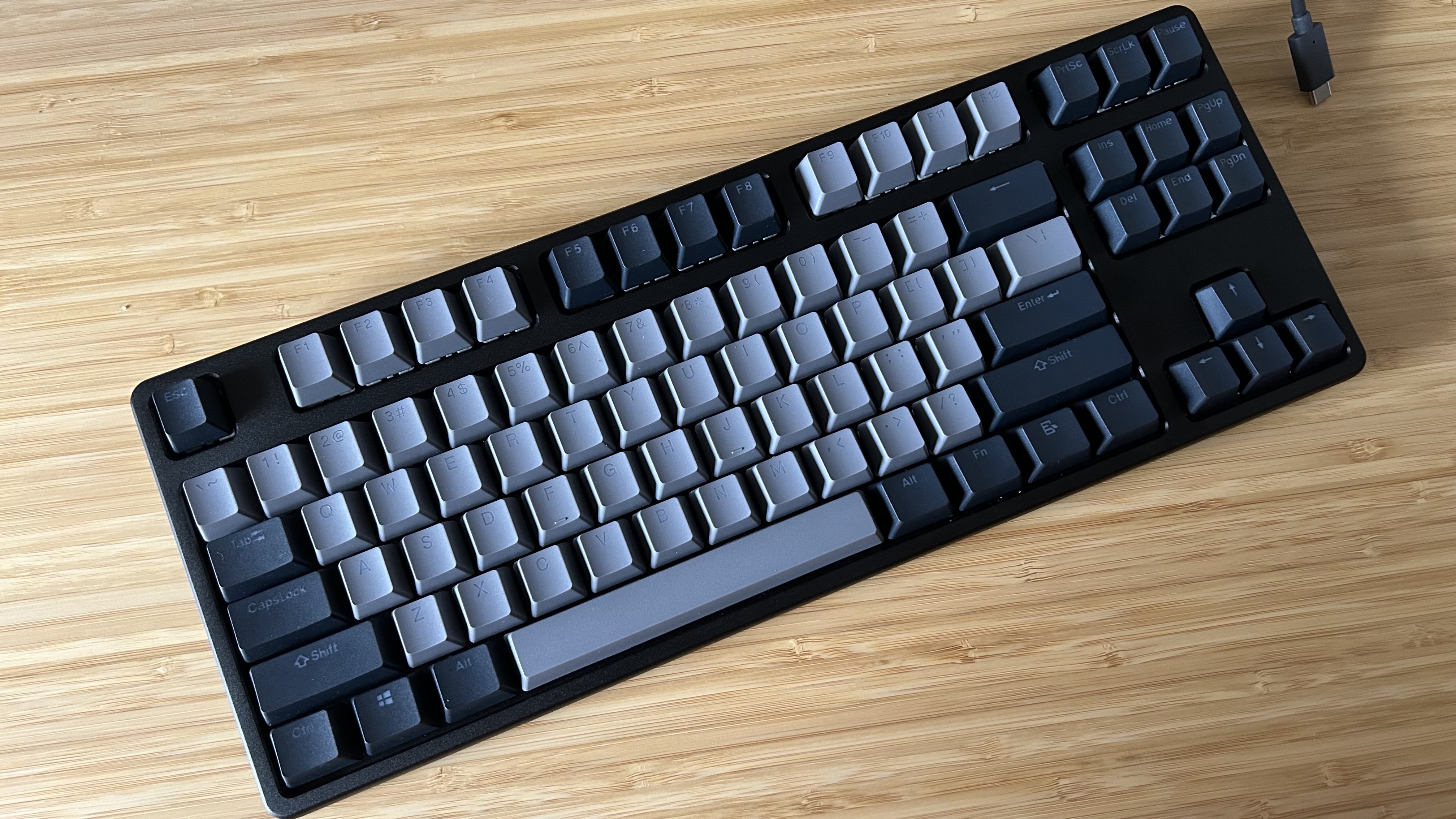 Déposez le clavier CTRL V2 sans éclairage RVB sur un bureau en bois