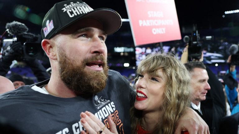 Taylor Swift célèbre avec Travis Kelce après la victoire des Chiefs de Kansas City dans le match de championnat de l'AFC
