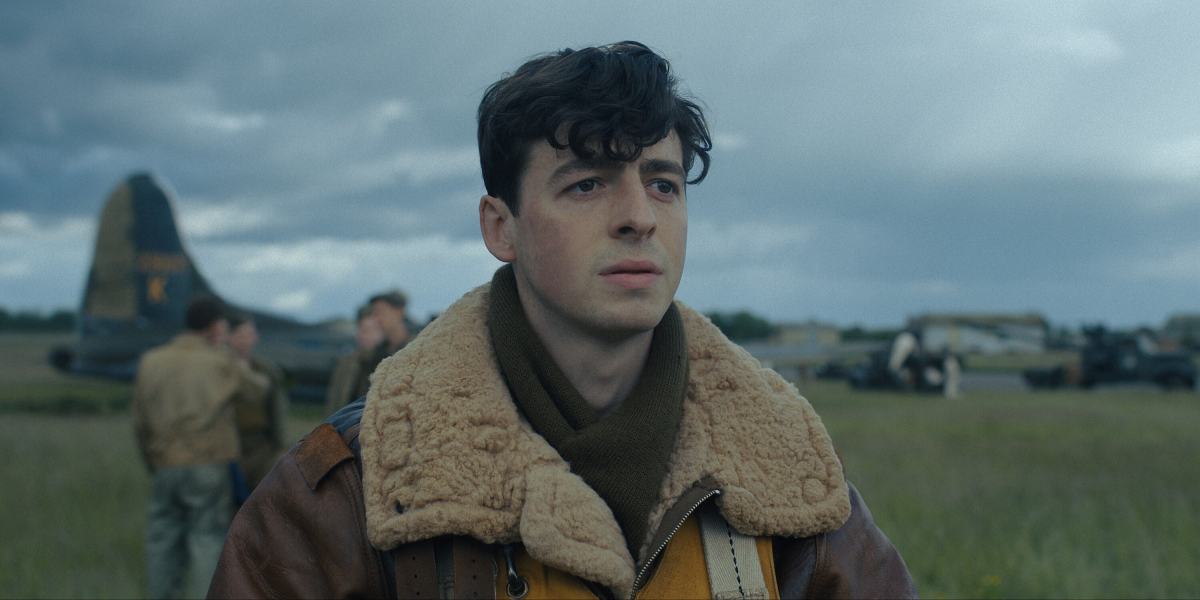 Anthony Boyle dans le rôle de Harry Crosby.  Cette image fait partie d'un article sur tous les acteurs majeurs et la liste des acteurs de Masters of the Air.