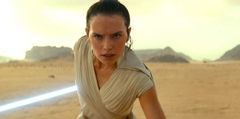 Daisy Ridley dit que le nouveau film Star Wars est "cool comme de la merde"
