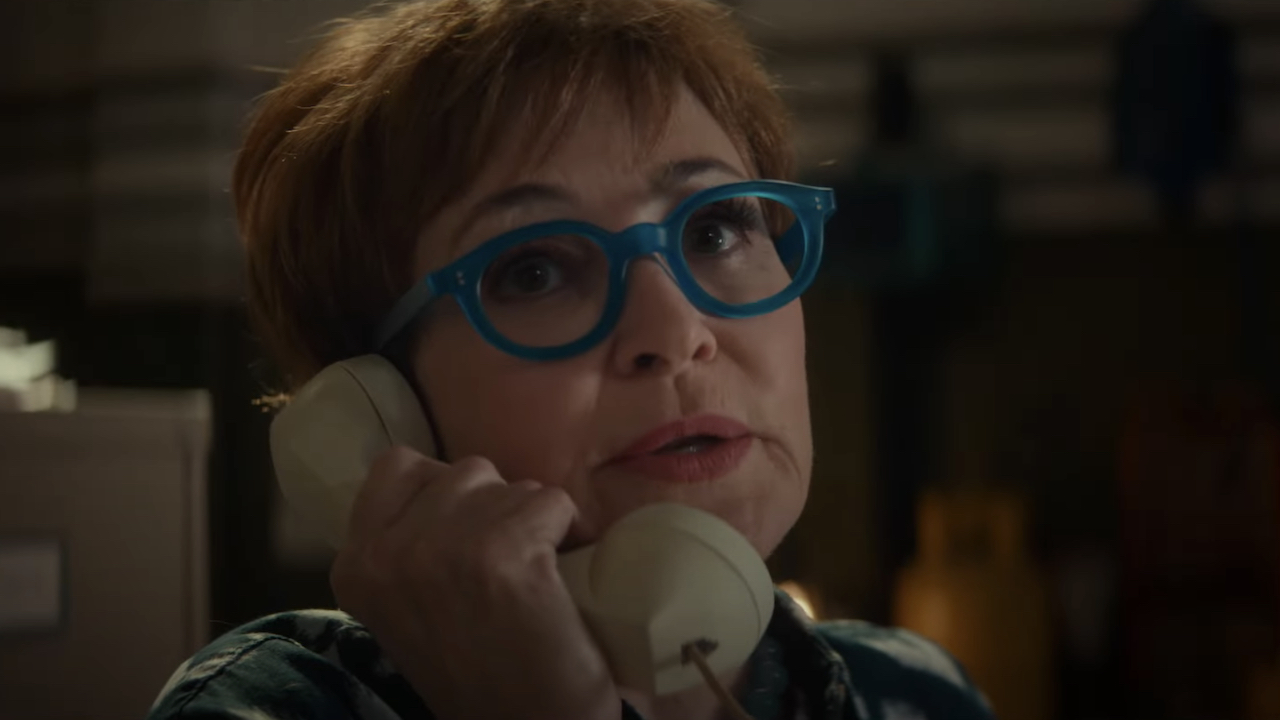 Janine répond au téléphone de la caserne des pompiers dans Ghostbusters : Frozen Empire