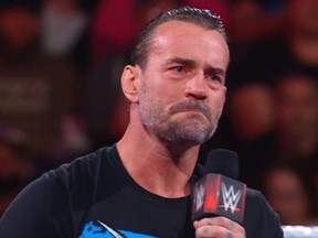 CM Punk prend la parole lors de WWE Monday Night Raw.