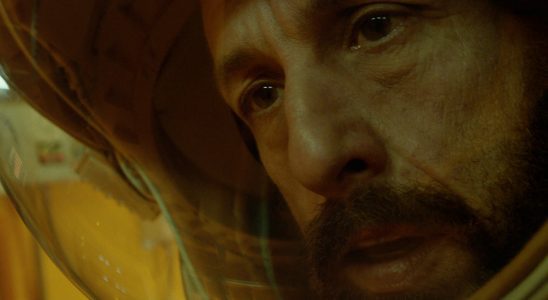 Adam Sandler reçoit des conseils de mariage d'un extraterrestre araignée dans la bande-annonce de Spaceman de Netflix