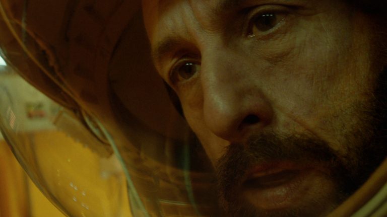 Adam Sandler reçoit des conseils de mariage d'un extraterrestre araignée dans la bande-annonce de Spaceman de Netflix
