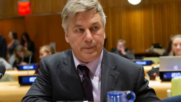 Alec Baldwin accusé d'homicide involontaire pour un accident de rouille sur le plateau
