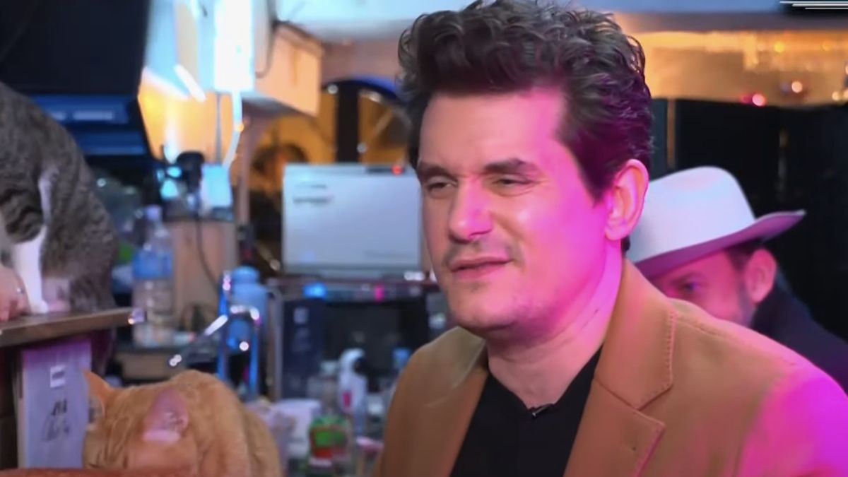 Anderson Cooper et Andy Cohen ont perdu la tête à cause de l'apparition de John Mayer au NYE Cat Bar, et Internet a partagé leur joie
