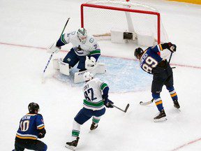 Blues 2, Canucks 1 : Vancouver échoue dans un match de contrôle serré et Andrei Kuzmenko est de nouveau rayé