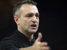 L'entraîneur-chef des Raptors de Toronto, Darko Rajakovic, donne des instructions à ses joueurs lors du deuxième quart-temps d'un match de basket-ball de la NBA contre les Golden State Warriors, le dimanche 7 janvier 2024, à San Francisco.  (Photo AP/D. Ross Cameron)