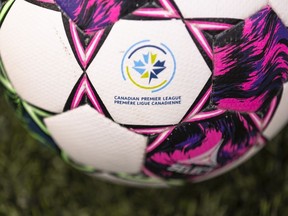 Canadian Soccer Business intente une action en justice contre Mediapro, son partenaire média, pour rupture de contrat. Le CSB, dont le groupe de propriété et le conseil d'administration comprennent les propriétaires de la Première Ligue canadienne, s'occupe des droits de marketing et de diffusion de la Première Ligue canadienne et de Canada Soccer.  Le logo de la Première Ligue canadienne est visible sur un ballon de match au terrain Tim Hortons à Hamilton, le mardi 9 mai 2023.