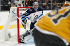 Connor Hellebuyck (37), gardien de but des Jets de Winnipeg, regarde l'aile droite des Golden Knights de Vegas Jonathan Marchessault (81) pendant la deuxième période du match, l'un des premiers tours des éliminatoires de la coupe Stanley 2023 à la T-Mobile Arena.  Ses statistiques cette saison démontrent qu'il devrait figurer parmi les finalistes du Trophée Vézina.