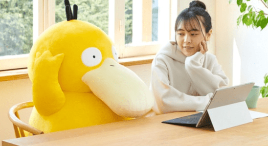 Cette peluche Psyduck de la taille d'un tout-petit est disponible en précommande dès maintenant