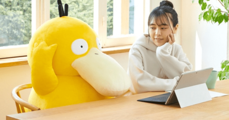 Cette peluche Psyduck de la taille d'un tout-petit est disponible en précommande dès maintenant
