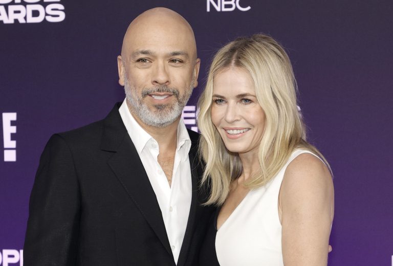 Chelsea Handler s’adresse au concert d’hébergement des Globes de l’ex Jo Koy pendant le monologue – TVLine