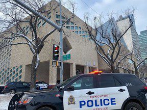 Coups de feu et cocktail Molotov lancés sur l’hôtel de ville d’Edmonton alors que la réunion était évacuée