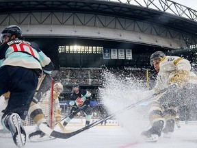 Zach Whitecloud #2 des Golden Knights de Vegas patine contre Matty Beniers #10 du Seattle Kraken alors que Logan Thompson #36 tend au filet pendant la troisième période au T-Mobile Park le 1er janvier 2024 à Seattle, Washington.