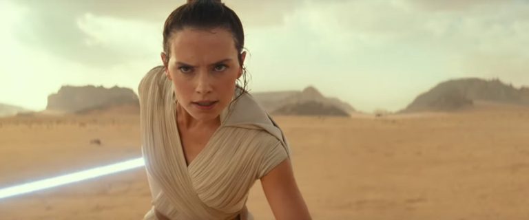 Daisy Ridley dit que les controverses sur la suite de Star Wars sont « toujours bouleversantes » et que la filiation de Rey « au-delà de mon salaire »
