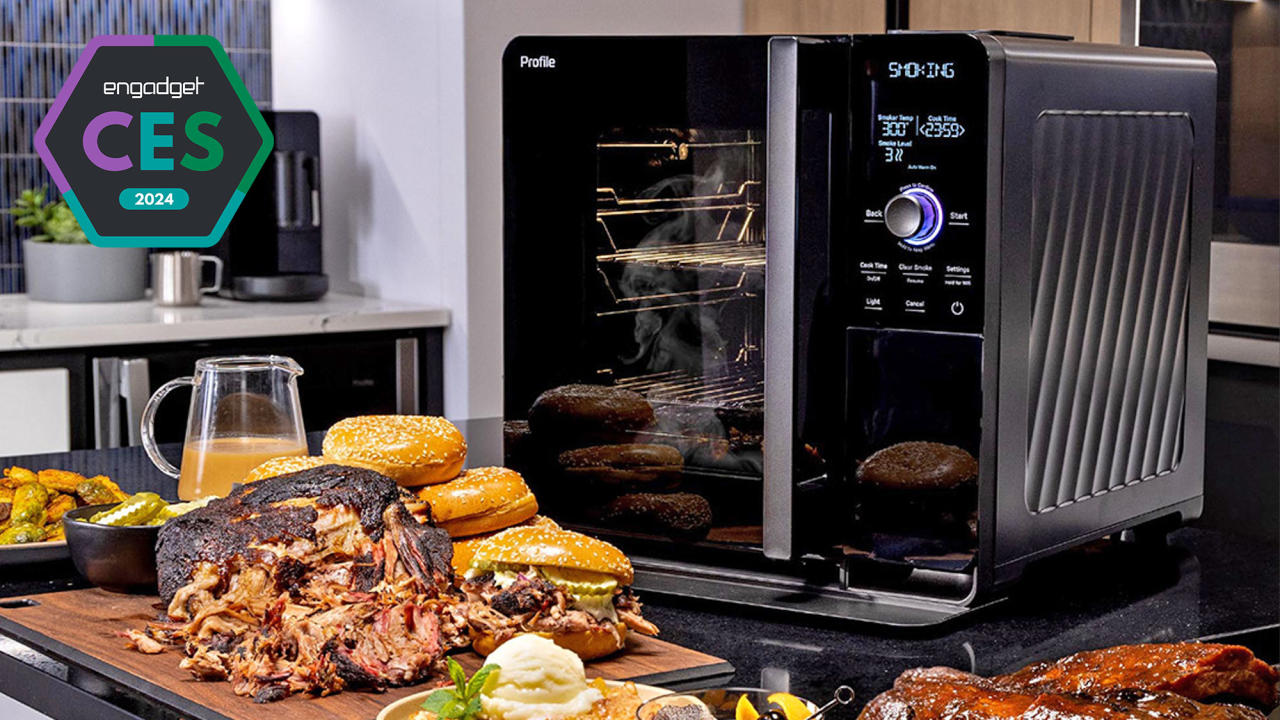 Une image avec un badge pour Engadget Best of CES 2024 montrant le produit : GE Profile Smart Indoor Smoker sur un îlot de cuisine bondé entouré de piles de brisket et de petits pains à hamburger.