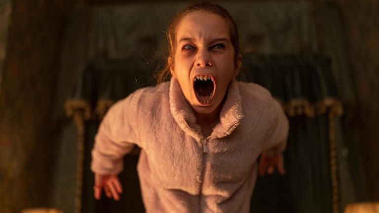 Des kidnappeurs combattent une ballerine vampire dans la bande-annonce du nouveau film d'horreur Abigail
