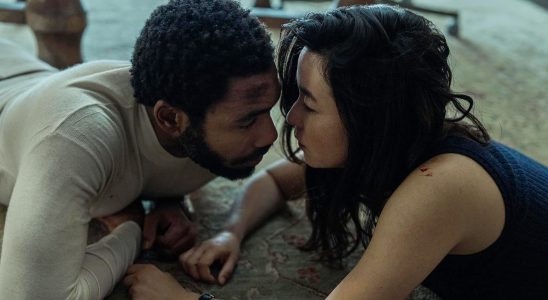 Donald Glover et Maya Erskine passent d'espions à amants dans la nouvelle bande-annonce de M. et Mme Smith