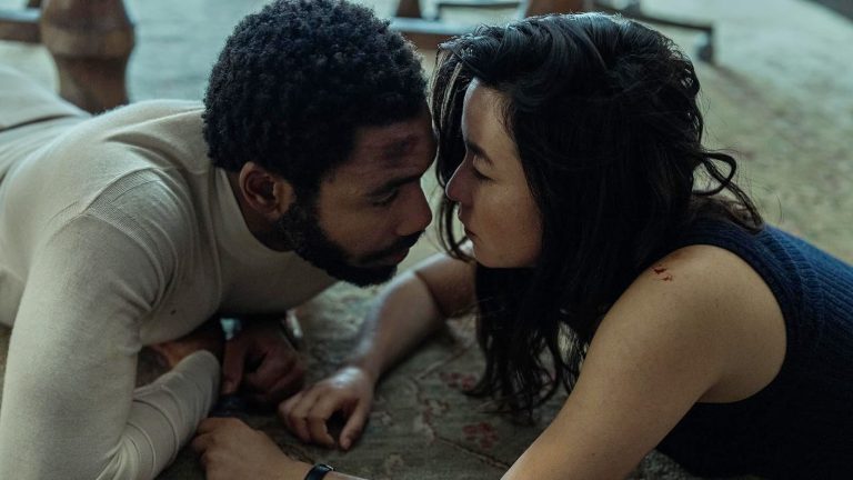 Donald Glover et Maya Erskine passent d'espions à amants dans la nouvelle bande-annonce de M. et Mme Smith
