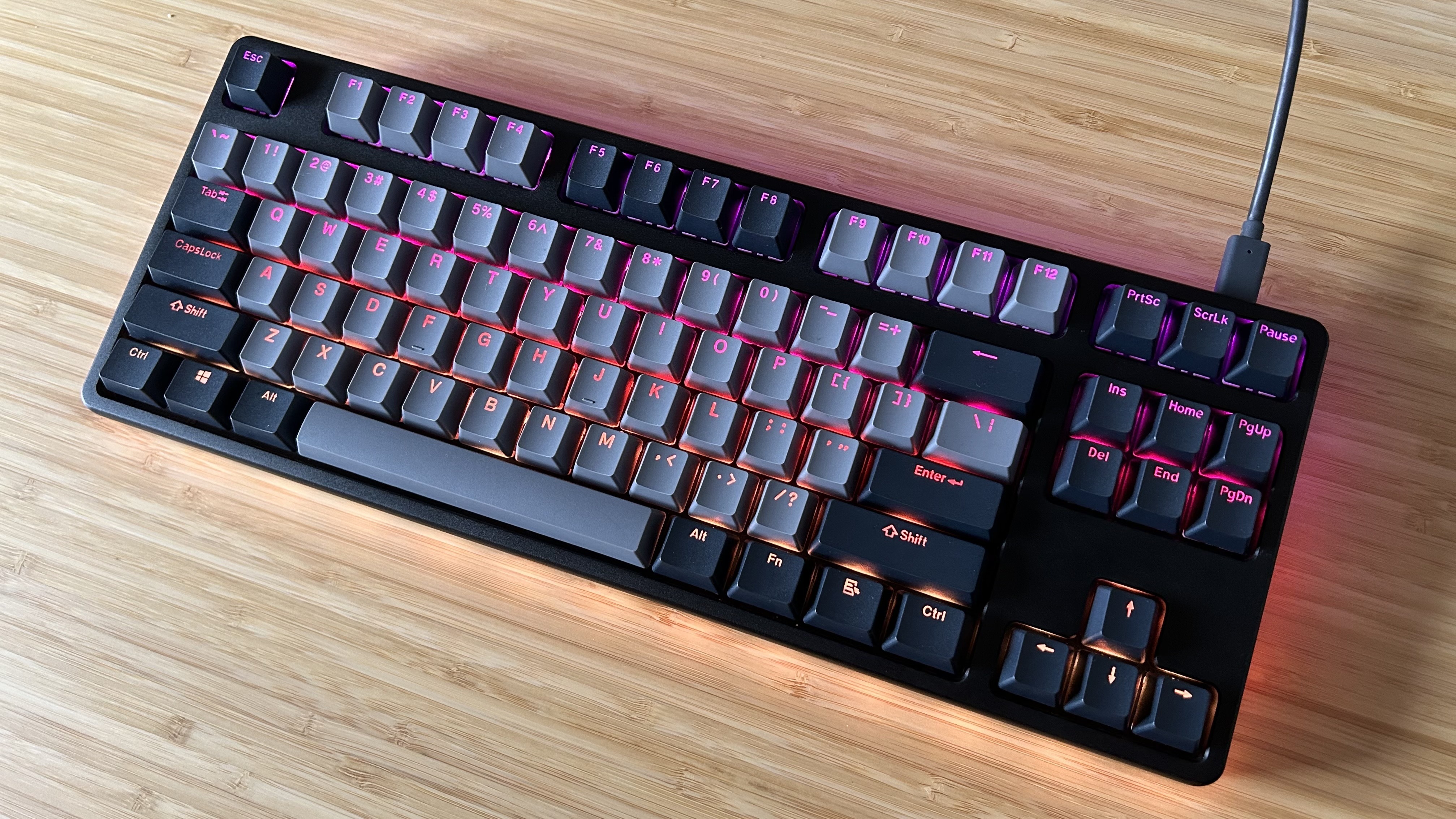 Déposez le clavier CTRL V2 sur un bureau en bois avec éclairage RVB allumé