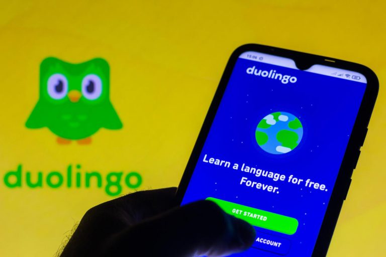 Duolingo licencie des sous-traitants car il commence à s’appuyer davantage sur l’IA