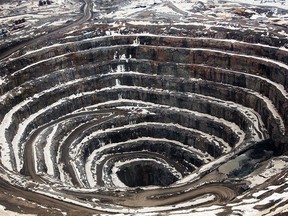 La mine à ciel ouvert se trouve à la mine de diamant Diavik, dans la région de North Slave, dans les Territoires du Nord-Ouest.  Rio Tinto affirme qu'un certain nombre de ses employés sont morts dans un accident d'avion alors qu'il se dirigeait vers la mine.