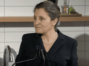 Freeland explique pourquoi les niveaux d’immigration sont élevés : « Le Canada a la capacité sociale d’accueillir des immigrants »