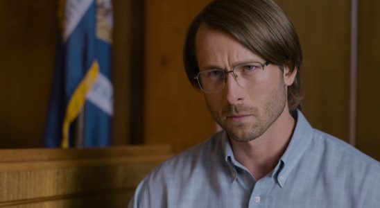 Glen Powell apporte ses talents (et sa belle tasse) à Netflix avec la bande-annonce de Hit Man