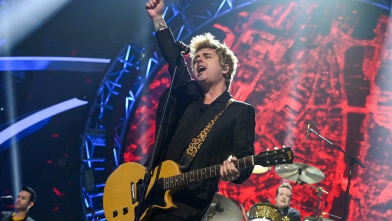 Green Day Bash "MAGA Agenda" pendant la représentation de "American Idiot" lors du "Dick Clark's New Year's Rockin' Eve"
