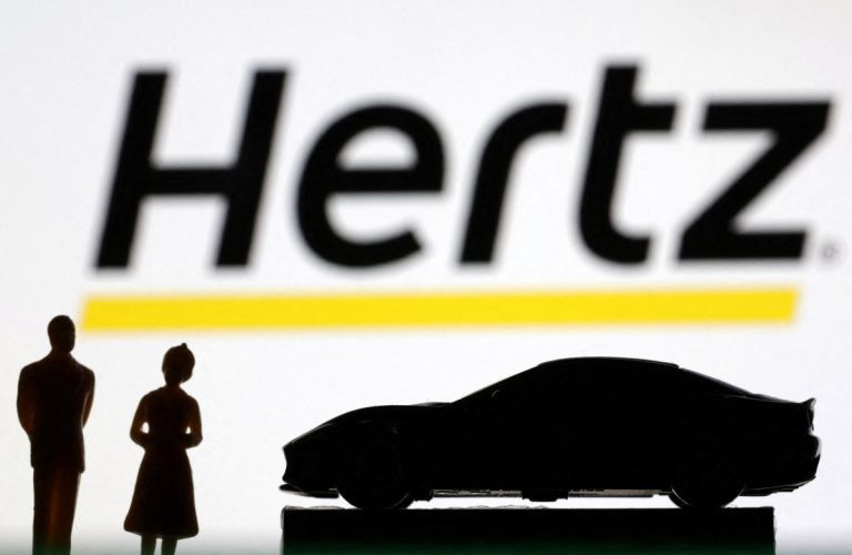 Hertz vend 20 000 véhicules électriques et les remplace par des véhicules à essence