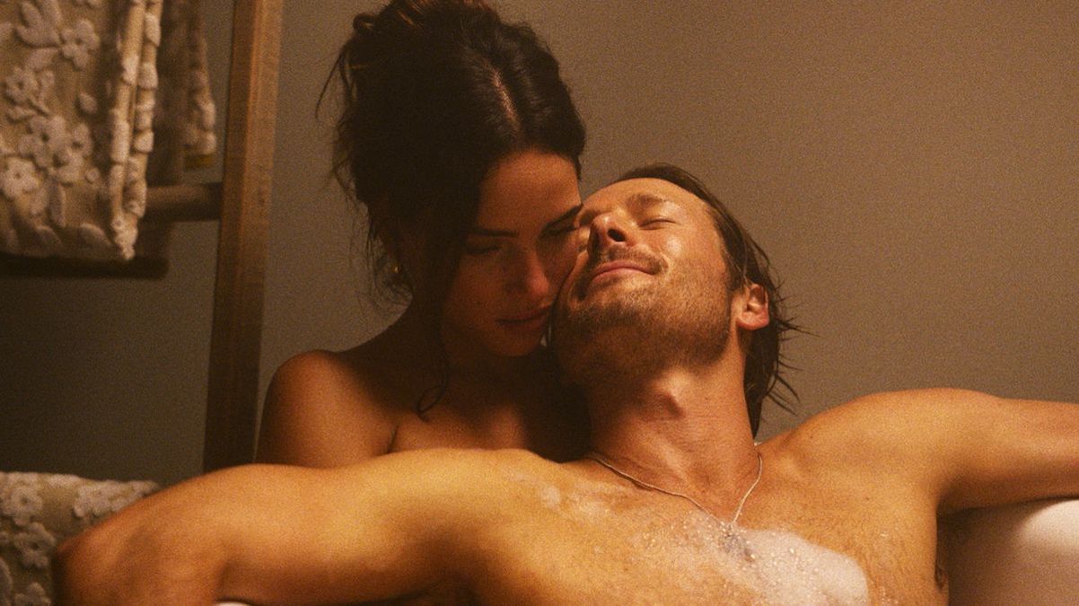 Adria Arjona and Glen Powell in Hit Man