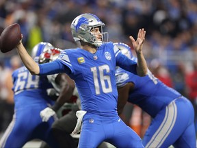 Jared Goff des Lions de Détroit cherche à passer contre les Buccaneers de Tampa Bay lors du troisième quart du match éliminatoire de la division NFC au Ford Field le 21 janvier 2024 à Détroit, Michigan.